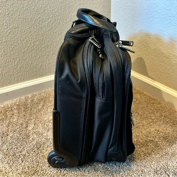 Tumi wheeled deluxe brief, Model 26104D4. - Picture 9 of 14